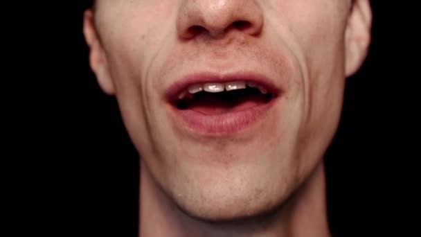 Hombre con dientes grandes y arrugas. Se retuerce, muestra la lengua, sonríe y canta canción - Metraje, vídeo