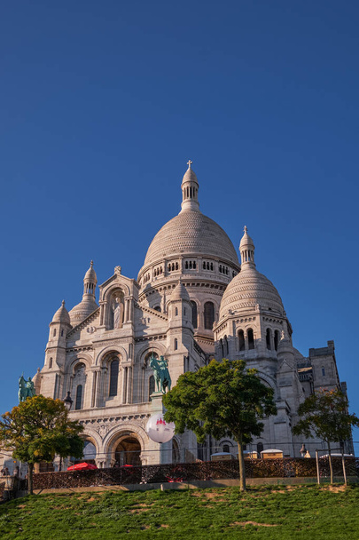 Sacre-Coeur Basilica, a Roman Catholic church and minor basilica at the summit of the Montmartre Hill in Paris, France - Foto, Imagen