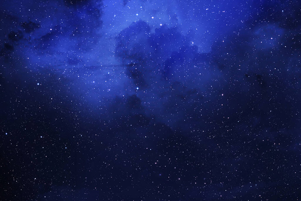 Sternenhimmel mit kosmischem Staub. Raumstern am Himmel. Sternhaufen, Gaswolken, Nebel, Sternenfeld, Glühender riesiger Nebel mit jungen Sternen. Weltraum-Hintergrund. Künstler überführt. - Foto, Bild