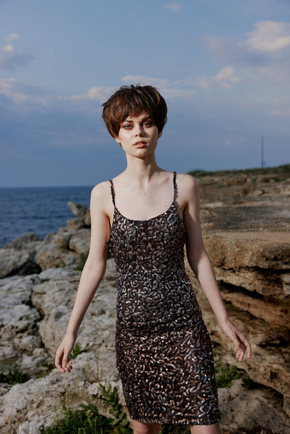 γυναίκα ντυμένη με φόρεμα σε βράχους φύση τοπίο σε εξωτερικούς χώρους - Φωτογραφία, εικόνα