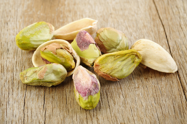 noci di pistacchio su sfondo tavolo di legno
 - Foto, immagini