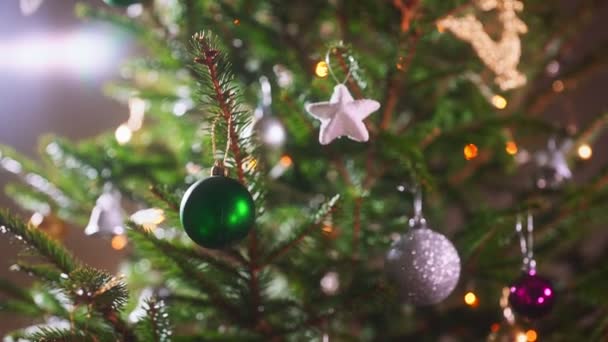 Διακοσμημένο χριστουγεννιάτικο δέντρο με μπάλες και γιρλάντα. - Πλάνα, βίντεο