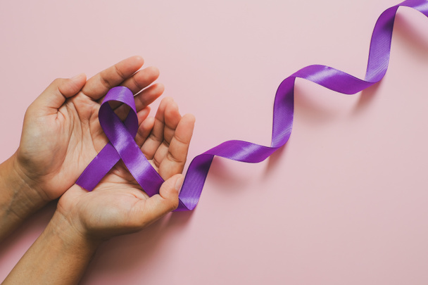 Kädet tilalla Purple nauhat maailman syöpä päivä käsite, Alzheimerin tauti, haimasyöpä, Epilepsia tietoisuutta, perheväkivallan tietoisuutta, fibromyalgia tietoisuutta - Valokuva, kuva