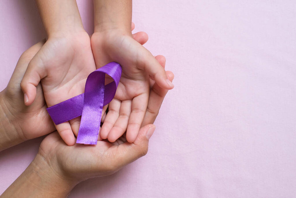 Ruce držící fialové stuhy světový den rakoviny koncepce, Alzheimerova choroba, rakovina slinivky břišní, Epilepsie povědomí, domácí násilí povědomí, fibromyalgie povědomí - Fotografie, Obrázek