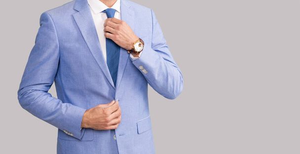 homme d'affaires cultivé dans une veste élégante avec cravate, espace de copie, succès commercial - Photo, image