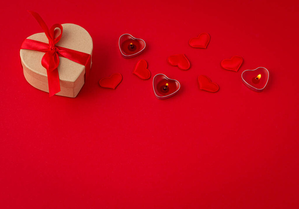 Saint Valentine Draufsicht Komposition mit Geschenkbox, Kerzen, Herzen auf rotem Hintergrund - Foto, Bild