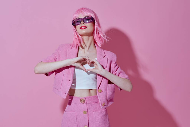 Hübsche junge Frau hell Make-up rosa Haar Glamour Farbe Hintergrund - Foto, Bild