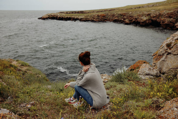 bella donna natura rocce costa paesaggio Oceano Relax concetto - Foto, immagini