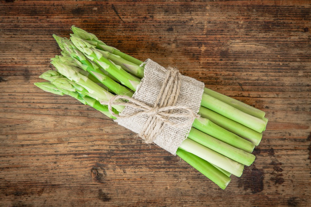 bundle of of ripe organic asparagus - Fotografie, Obrázek