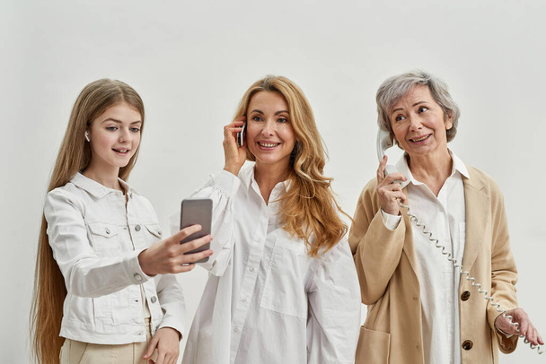 Kaukaska rodzina samic używa telefonów odmian - Zdjęcie, obraz