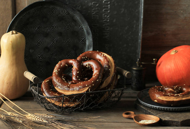 Pretzel tedesco chiamato Brezel, Pane molto popolare nel sud della Germania, servito su cestino rustico, tavolo in legno - Foto, immagini