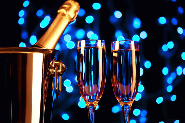 Copos de champanhe com respingo, conceito de tema de celebração - Foto, Imagem