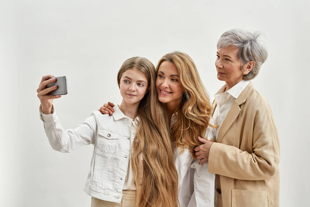 Family of females taking selfie on smartphone - Fotografie, Obrázek