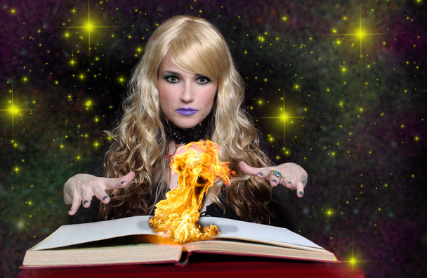 Bruja con libro en llamas y fondo de galaxia - Foto, Imagen