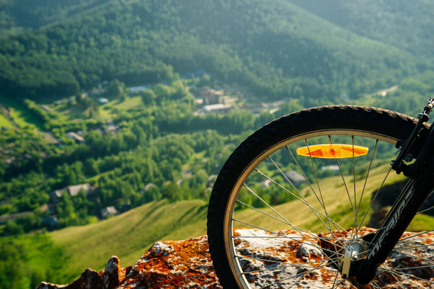 Un viaggio in bicicletta in montagna al tramonto. russia - set, 2019. - Foto, immagini