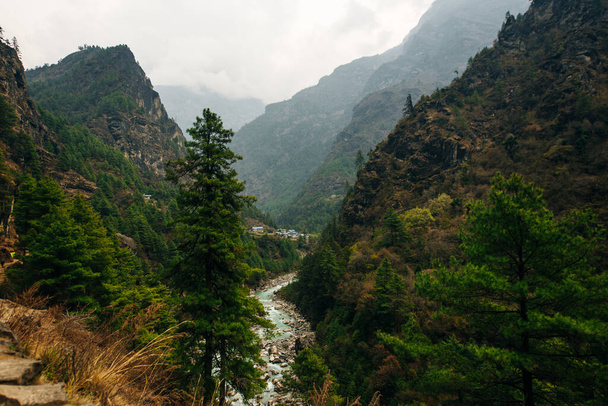 Beau paysage de montagne en Himalaya, Népal. Grandes montagnes, rivière bleue et air frais. Photo de haute qualité - Photo, image