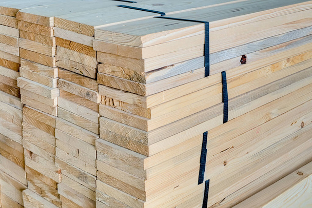 Industrie hout verwerking (chamcha hout) materiaal in magazijn winkel voor gebruik op maak een meubel voor decor huis en kantoor - Foto, afbeelding