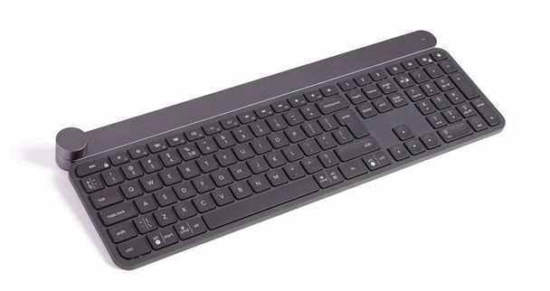 Modern Computer toetsenbord geïsoleerd op witte achtergrond - Foto, afbeelding