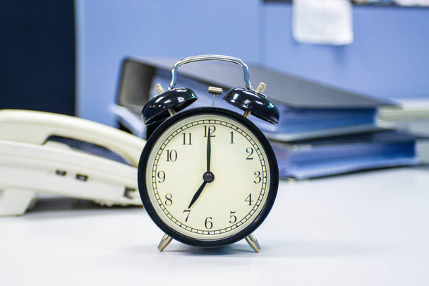 o relógio na mesa de trabalho no escritório Tempo de conceitos de trabalho do homem de negócios  - Foto, Imagem