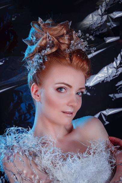 Snow Queen High Fashion Portrait over Black night Background (en inglés). Mujer joven en imagen creativa con maquillaje artístico plateado. Vacaciones de invierno - Foto, imagen