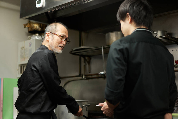 Asiatico personale insegnamento lavoro a un ristorante - Foto, immagini