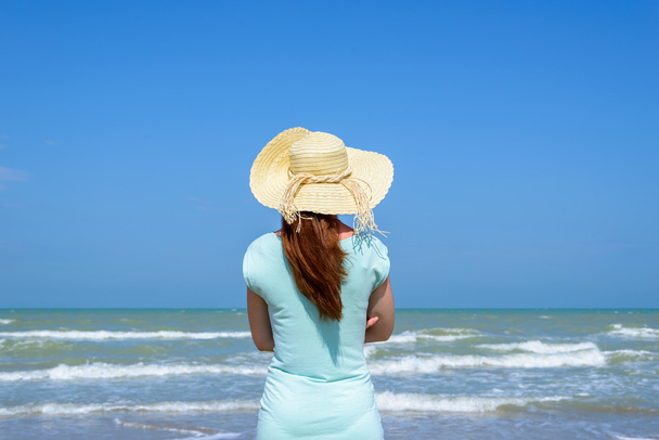 Chica mirando al mar
 - Foto, Imagen