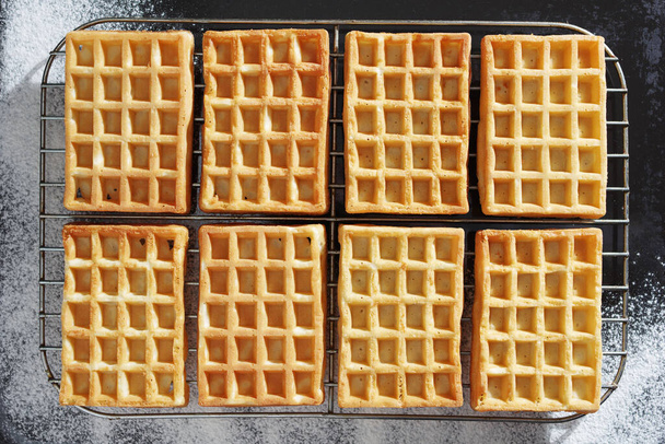 Waffles recém-assados na bandeja de metal preto, vista superior - Foto, Imagem