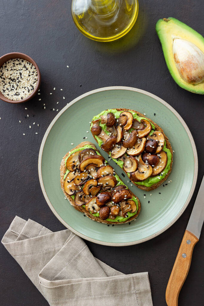 Bruschetta with mushrooms and avocados. Healthy eating. Vegetarian food. Keto diet - Foto, Imagen