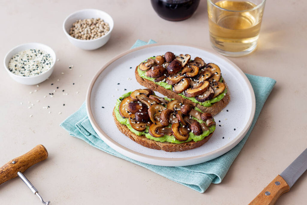 Bruschetta with mushrooms and avocados. Healthy eating. Vegetarian food. Keto diet - Foto, Imagen