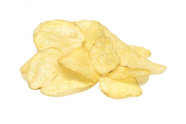 Close-up van stapel goudbruin gebakken krokante heerlijke aardappel chips geïsoleerd op witte achtergrond - Foto, afbeelding