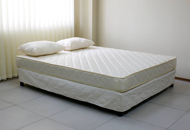 marco de cama con capa y almohadas - Foto, Imagen