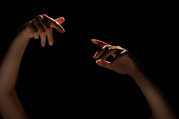 kaksi kättä koskettavat toisiaan sormella, luomisen hetkellä, jumalallisella luomisen hetken käsitteellä. - Valokuva, kuva