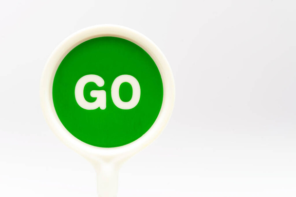 szöveg GO zöld közlekedési jel fehér háttér. - Fotó, kép