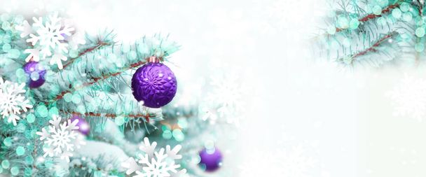 Feliz Natal texto desfocado fundo com bolas de xmas lilás decoração em ramos, bokeh, brilhos. Natal e Ano Novo cartão de saudação, luz. - Foto, Imagem