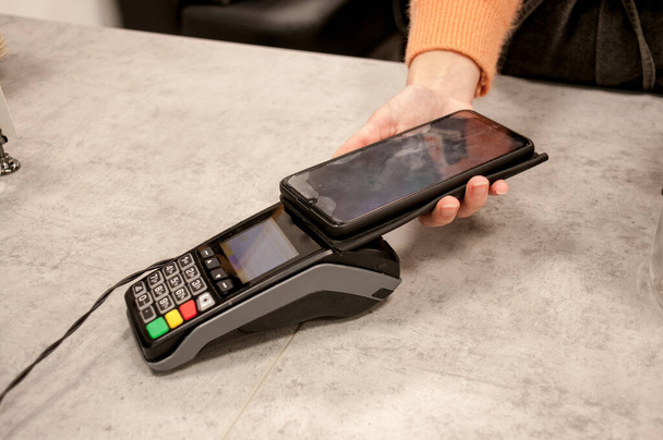 Payment by phone via the store's terminal - Foto, immagini