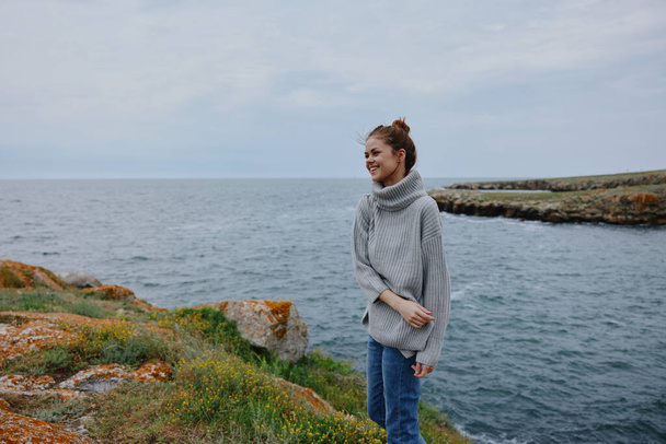 πορτρέτο γυναίκας πουλόβερ συννεφιασμένη θάλασσα θαυμάζοντας τη φύση Lifestyle - Φωτογραφία, εικόνα