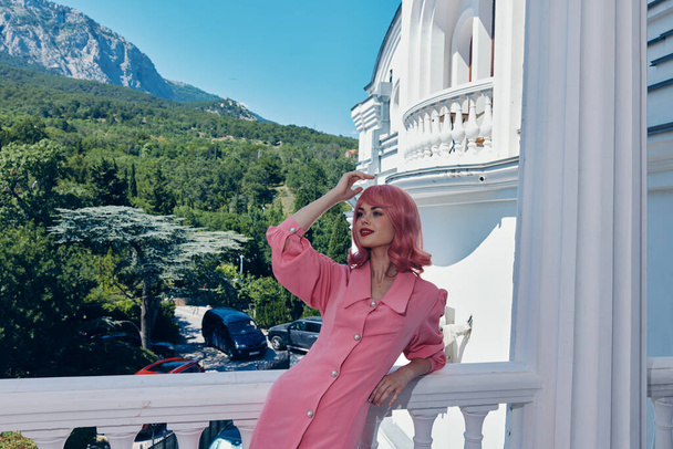 Porträt einer Frau posiert auf der Terrasse Bergblick Lifestyle Sommertag - Foto, Bild