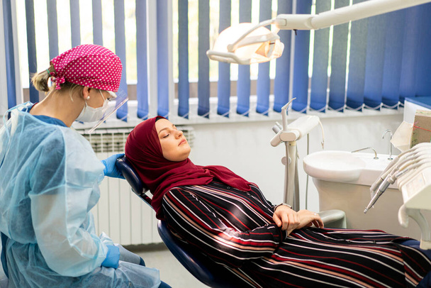 Muslim Middle Eastern girl inside dentist office - Zdjęcie, obraz