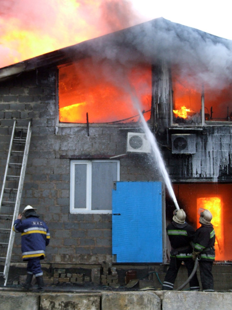 Bombeiros extinguem um incêndio
 - Foto, Imagem
