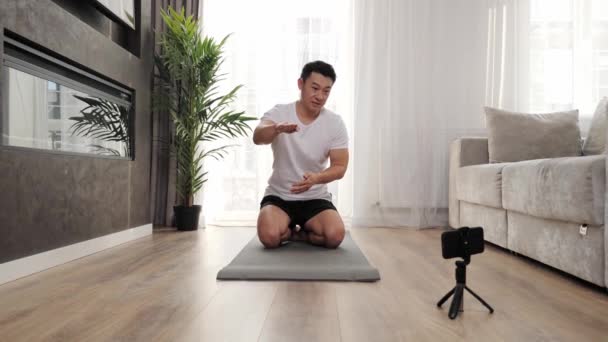 Fitness školení osobní asijské trenér nahrávání online cvičení na mobilním telefonu - Záběry, video