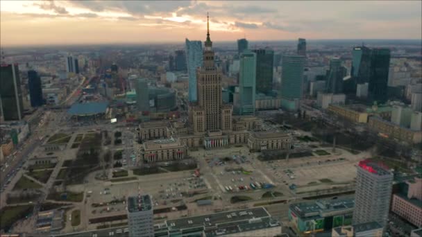 Luftaufnahme eines Uhrenturms des Palastes für Kultur und Wissenschaft in Warschau, Polen - Filmmaterial, Video