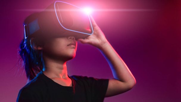 仮想現実のメガネの幸せな女の子。拡張現実、科学、未来技術の概念。VR 。仮想投影を備えた未来的な3Dメガネ。ネオンライト. - 写真・画像