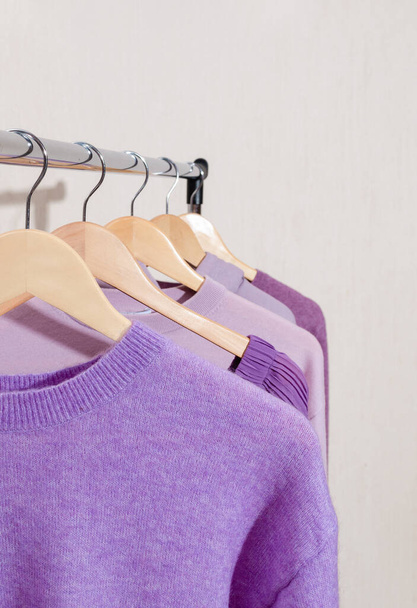 Szekrény divatos felsők divatos lila, nagyon peri, levendula színek a bevásárló sín.  - Fotó, kép