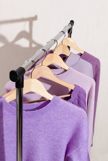 tops de moda en púrpura de moda, muy peri, colores lavanda colgando en un riel de compras.  - Foto, Imagen