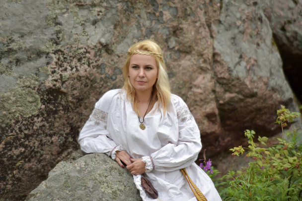 woman in white vintage medieval dress in nature - Foto, imagen