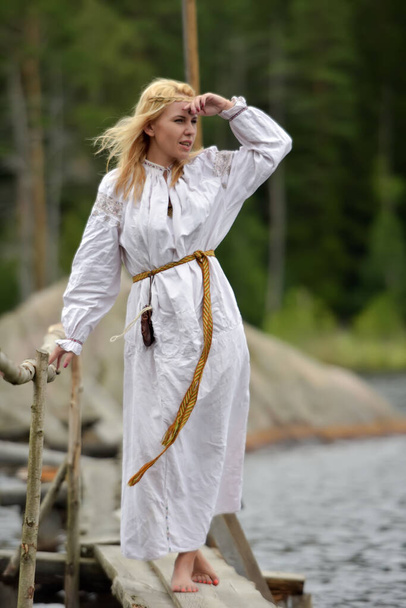 woman in white vintage medieval dress in nature - Foto, afbeelding