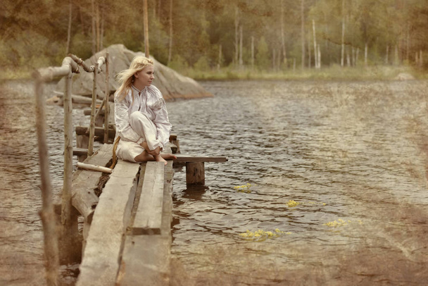 woman in white vintage medieval dress in nature - Foto, imagen