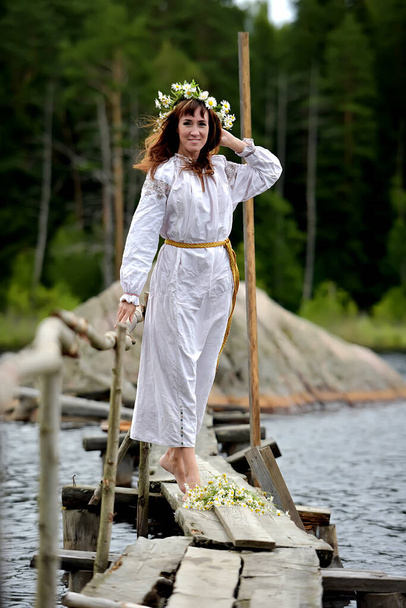 woman in white vintage medieval dress in nature - Φωτογραφία, εικόνα