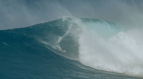 Fotografia sportiva. Lo squalo si gonfia sull'evento internazionale di surf a Maui, Hawai 2021 dicembre. - Foto, immagini
