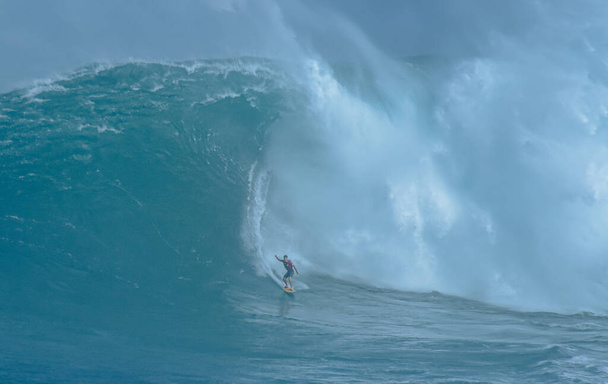 Fotografía deportiva. Las fauces se hinchan en el evento internacional de surf en Maui, Hawai 2021 Diciembre. - Foto, Imagen